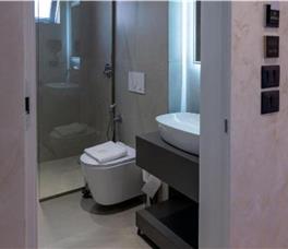 Dhome familjare me pamje anesore nga deti