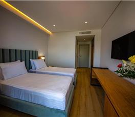 Dhome dyshe me pamje anesore nga deti