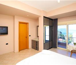 Triple room with Balcony and Partial Sea view