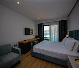 Dhome dyshe me pamje nga deti