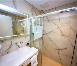 Dhome dyshe me pamje nga deti