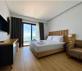 Dhome dyshe me pamje nga deti