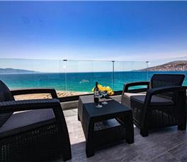 Dhome dyshe me pamje nga deti