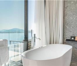 Yacht Premium Hotel