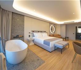 Suite Superiore me pamje nga deti dhe me vaskë spa