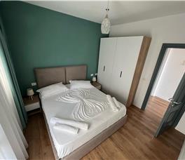 Apartament 1+1: 1 dhomë gjumi + 1 sallon me kuzhinë me pamje direkt nga deti