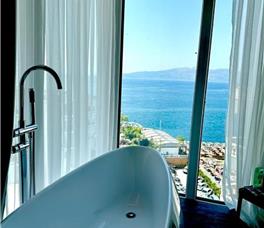 Double room Deluxe Sea View with Bathtub (city tax is not included)