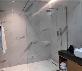 Dhome dyshe Standarte me pamje nga deti