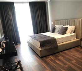 Dhome dyshe Standarte me pamje nga deti