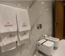 Dhome familjare me pamje anesore nga deti