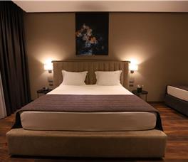 Dhome familjare me pamje anesore nga deti