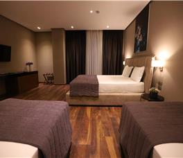 Dhome familjare me pamje anesore nga deti