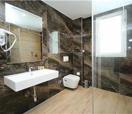 Suite me pamje nga deti dhe ballkon