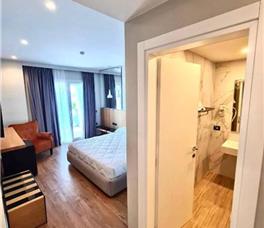 Dhome dyshe me pamje të pjesshme nga deti dhe ballkon