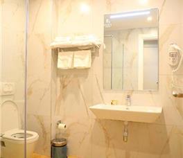 Dhome dyshe me pamje të pjesshme nga deti dhe ballkon