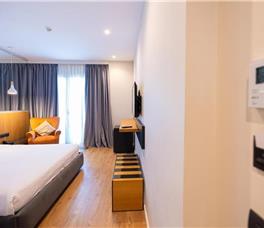 Dhome dyshe me pamje të pjesshme nga deti dhe ballkon