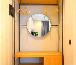 Dhome dyshe me pamje nga mali dhe ballkon