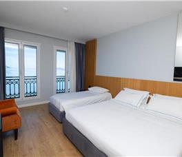 Dhome Treshe me pamje nga deti dhe me ballkon