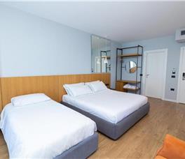 Dhome Treshe me pamje nga deti dhe me ballkon