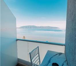 Dhome Treshe me pamje nga deti dhe me ballkon