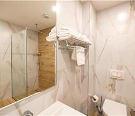 Dhome Treshe me pamje nga deti dhe me ballkon