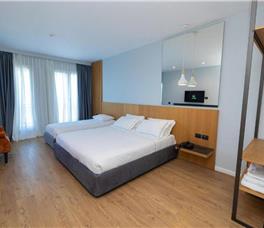 Dhome Treshe me pamje nga deti dhe me ballkon