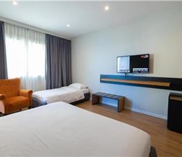 Dhome Treshe me pamje anesore nga deti dhe me ballkon