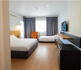 Dhome Treshe me pamje anesore nga deti dhe me ballkon