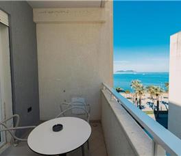 Dhome Treshe me pamje anesore nga deti dhe me ballkon