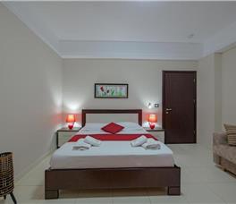 Dhome dyshe me ballkon dhe me pamje nga deti