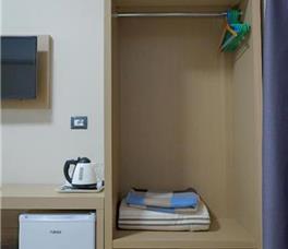 Dhome dyshe me ballkon dhe me pamje nga deti