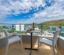 Dhome Treshe me ballkon dhe me pamje nga deti