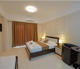 Dhome Katershe me ballkon and me pamje nga deti