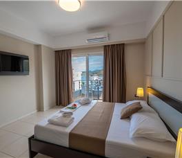 Dhome Katershe me ballkon and me pamje nga deti