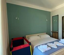 Double room Deluxe (Double bed + baby cot)