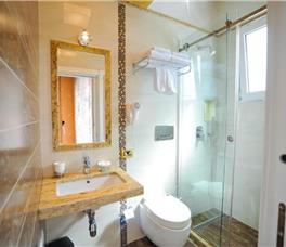 Dhome dyshe Standarte me pamje nga deti, me krevat dopio ose 2 teke