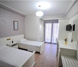 Dhome dyshe Standarte me pamje nga deti, me krevat dopio ose 2 teke