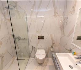 Dhome dyshe Deluxe me krevat dopio ose 2 teke dhe me ballkon