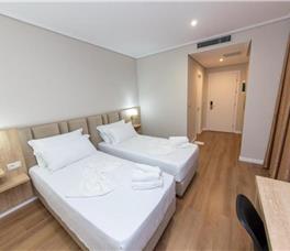 Dhome dyshe Deluxe me krevat dopio ose 2 teke dhe me ballkon