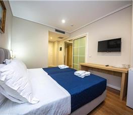 Dhome familjare Deluxe me dy dhoma gjumi dhe me ballkon