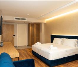 Room with Double bed and Sofa