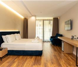 Room with Double bed and Sofa