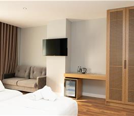 Room with Double bed and Sofa