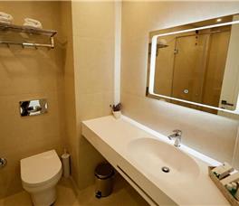 Dhome dyshe Strandarte me pamje ansore nga deti