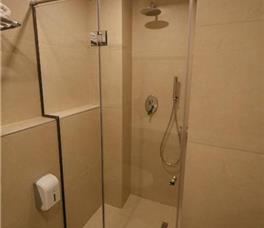 Dhome dyshe Strandarte me pamje ansore nga deti