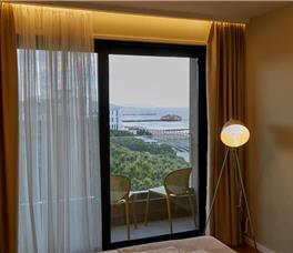 Dhome dyshe Strandarte me pamje ansore nga deti