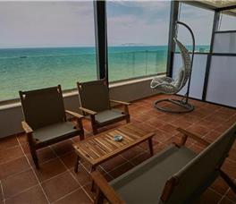 Suite me tarrace me pamje nga deti