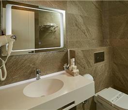 Suite me tarrace me pamje nga deti