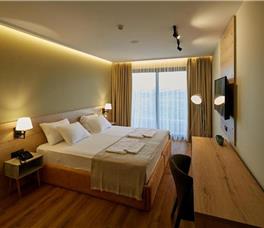 Dhome dyshe Standarte me pamje nga rruga