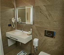 Dhome dyshe Standarte me pamje nga rruga